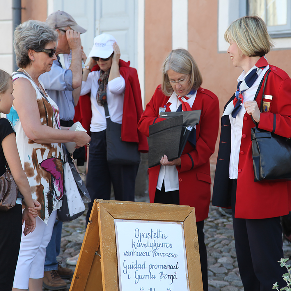 Porvoon oppaat aloittamassa Vanhan Porvoon kierrosta